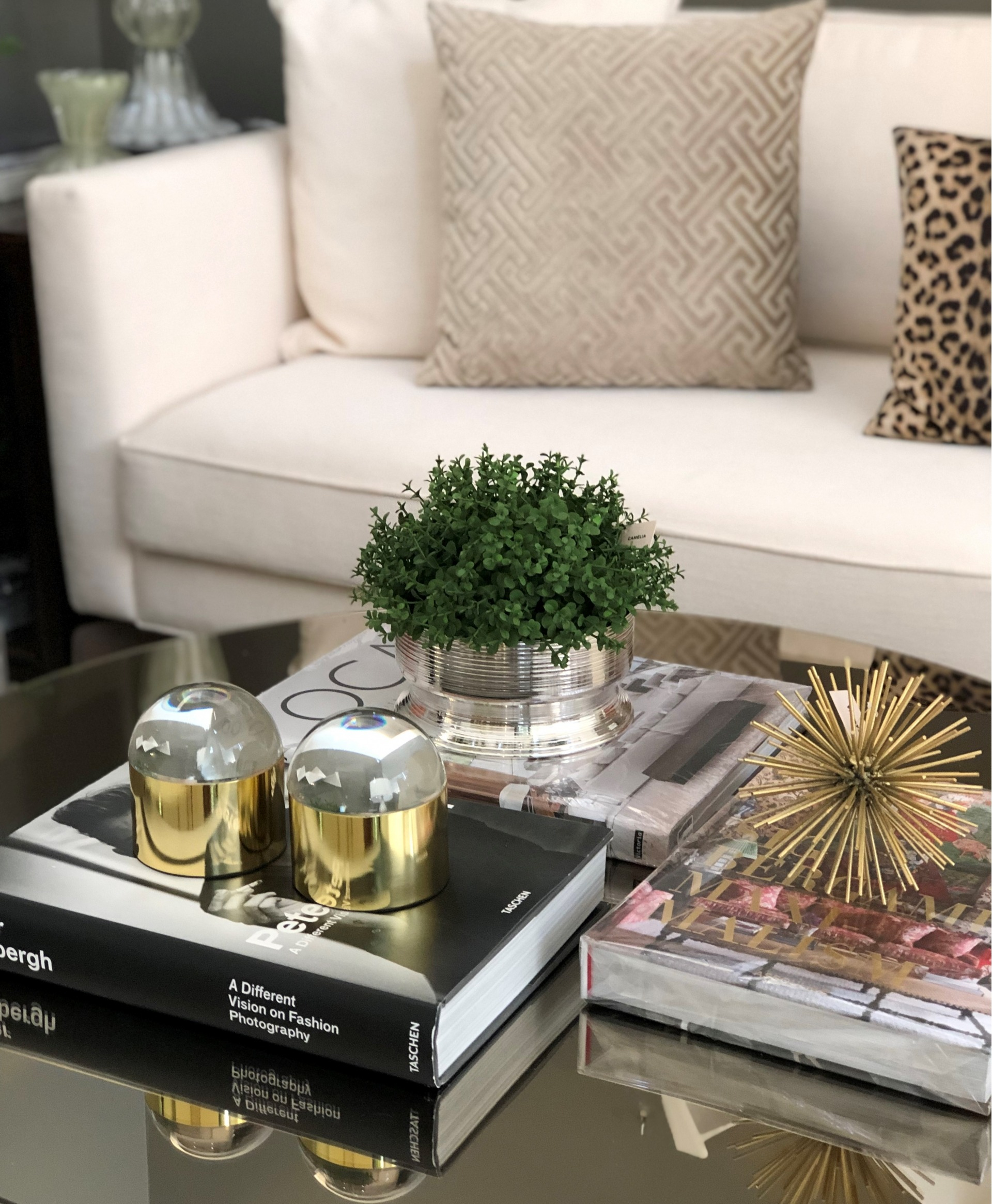 Caixa redonda de cristal com base dourada