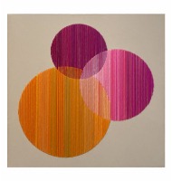 Quadro bege com círculos coloridos bordados