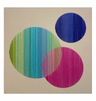 Quadro bege com círculos coloridos bordados