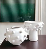 Vaso cerâmica bojudo branco com bolas 