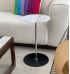 Mesa lateral com tampo de mármore carrara e base inox M